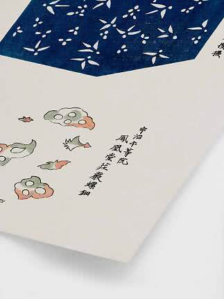 Stampa d'arte giapponese con cielo blu, forme floreali bianche, piccole foglie e calligrafia verticale