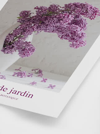 Poster met paarse seringbloemen in een witte vaas op lichte achtergrond
