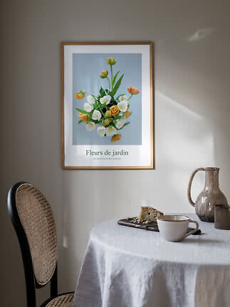 Poster floreale con tulipani in cornice sopra un tavolo con tazza, torta e vaso in ceramica