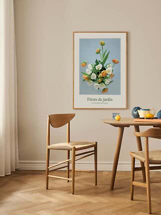 Poster floreale incorniciato con tulipani bianchi e arancioni su parete beige sopra il tavolo