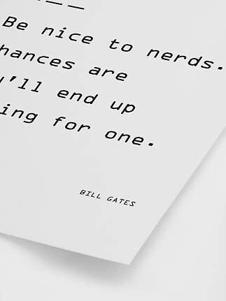 Witte typografieposter met citaat van Bill Gates in zwarte tekst, in close-up.