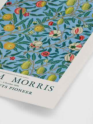 Kunstplakat med William Morris-inspireret botanisk mønster med frugter og blomster på lyseblå baggrund