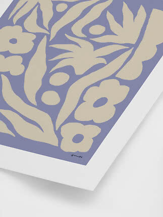 Abstrakter Blumenprint in Creme auf lavendelfarbenem Hintergrund mit weißem Rand