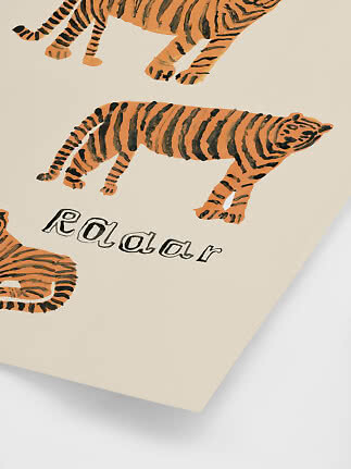 Nærbillede af cremefarvet plakat med håndtegnede orange tigre og ordet Roaar