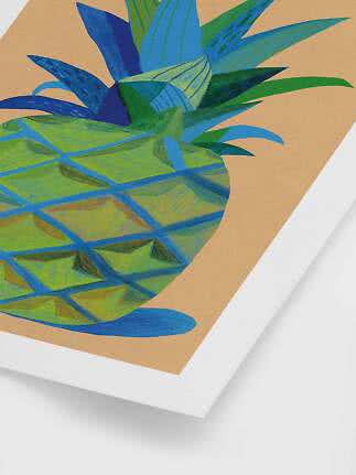 Stiliserad ananasillustration i blå och gröna toner på beige bakgrund med vit kant