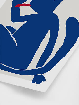 Abstrakt plakat med blå figur på lys baggrund og lille rød detalje