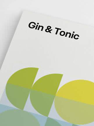 Poster mit dem Text „Gin & Tonic“ und abstrakten grünen und gelben Zitrusformen auf Weiß