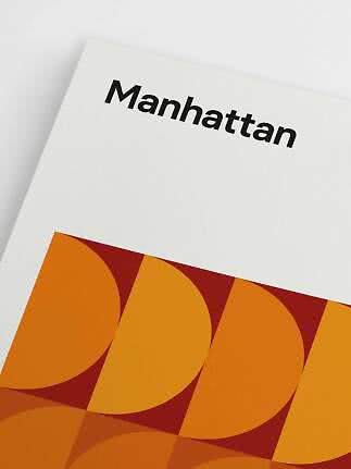 Poster mit dem Schriftzug Manhattan und orangefarbenem geometrischem Muster auf weißem Hintergrund