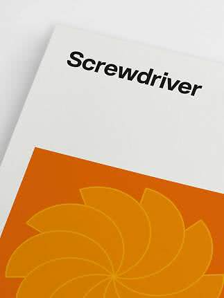 Nahaufnahme einer weißen Verpackung mit dem Wort "Screwdriver" und orangem Grafikmuster