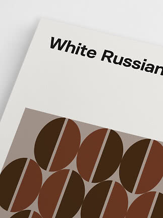 Nahaufnahme eines White-Russian-Posters mit stilisierten Kaffeebohnen in Brauntönen
