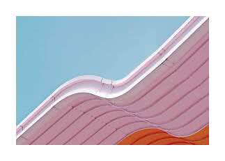Primo piano astratto di un tetto rosa ondulato contro cielo azzurro con dettaglio arancione