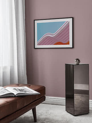 Stampa astratta incorniciata con linee rosa ondulate e cielo azzurro su parete malva