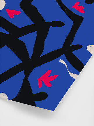 Abstraktes blaues Poster mit schwarzen Pinselstrichen, pinken Formen und weißen Akzenten