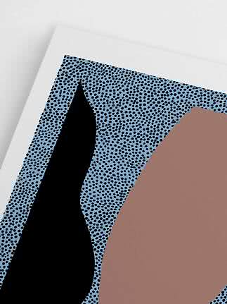 Lámina abstracta con forma de hoja negra y forma orgánica marrón sobre fondo azul claro punteado