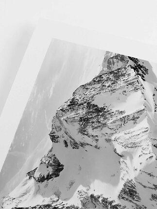 Lámina en blanco y negro de paisaje montañoso nevado con borde blanco