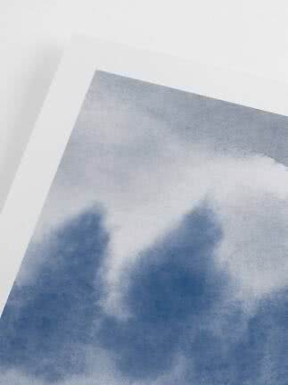 Primo piano di poster con paesaggio astratto blu e bordo bianco