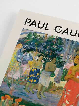 Primo piano di un poster d'arte con dipinto di Paul Gauguin di donne in un paesaggio rigoglioso