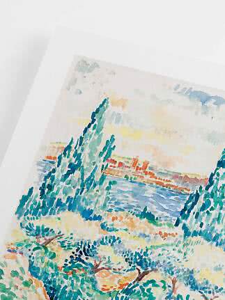 Acuarela enmarcada de paisaje con árboles azul verdosos y agua en tonos pastel