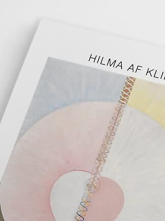 Närbild av Hilma af Klint konstposter med abstrakta pastellformer och spiral mot vit bakgrund