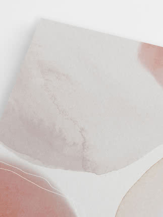 Abstrakt motiv i lyse rosa og beige toner med bløde former og marmoragtig struktur