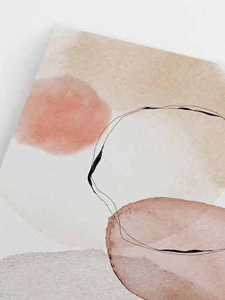 Stampa d’arte astratta con forme beige e rosa delicate e linee nere organiche