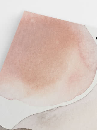 Abstrakt akvarel i lyserøde og beige nuancer med bløde lag og organiske former