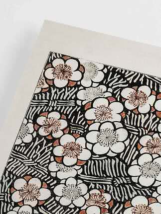 Primer plano de papel con patrón floral en blanco y negro y pequeños detalles cobrizos