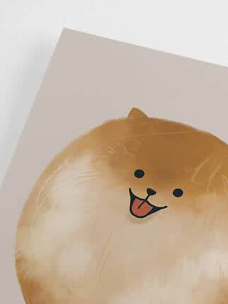 Primo piano di poster con cane rotondo e soffice dal muso sorridente in toni beige