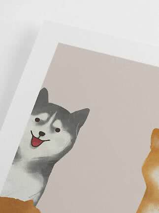 Illustrazione di un cane bianco e nero sorridente che sbuca da dietro un muro