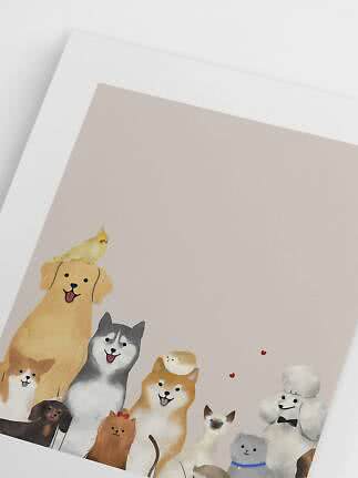 Illustrazione di cani e gatti felici con un uccellino giallo su poster beige