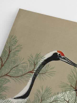 Poster med illustrerad trana bland gröna tallgrenar på beige bakgrund