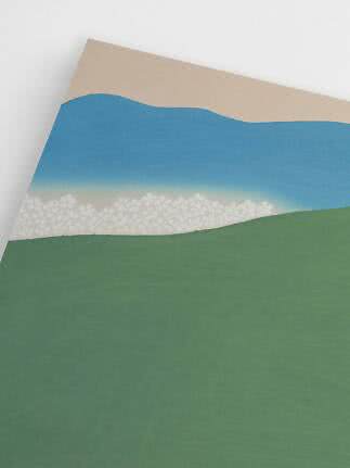 Stampa astratta con cielo blu, fiori bianchi e collina verde su sfondo beige
