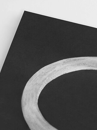 Primo piano di stampa artistica nera con pennellata curva bianca su sfondo chiaro