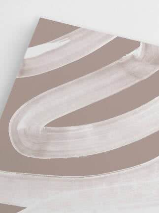 Stampa artistica astratta con ampie pennellate bianche su sfondo beige
