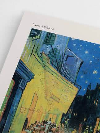 Kunstdruck von "Terrasse du Café le Soir" auf weißem Hintergrund, in schräger Nahaufnahme