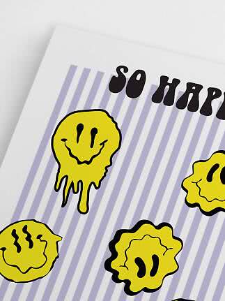 Poster con figure gialle sorridenti su righe viola e la scritta "SO HAPPY" in alto