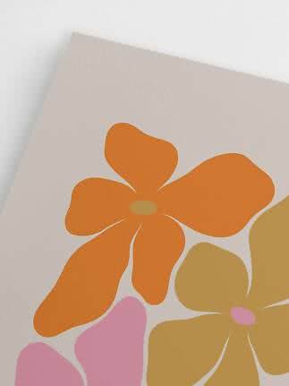 Affiche florale abstraite avec grandes fleurs orange, roses et jaune moutarde sur fond clair