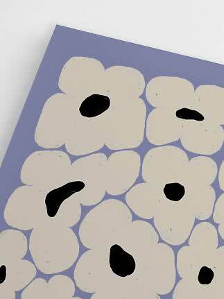 Poster met grote witte abstracte bloemen met zwarte harten op lichtpaarse achtergrond