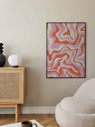 Poster astratto incorniciato con forme ondulate rosa, arancio e crema su parete beige