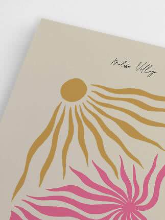 Abstraktes Poster mit goldenen Sonnenstrahlen und pinker Blume auf beigem Hintergrund