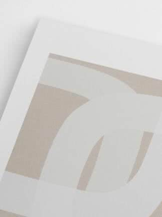 Nærbillede af abstrakt beige og hvidt grafisk print på tekstureret papir