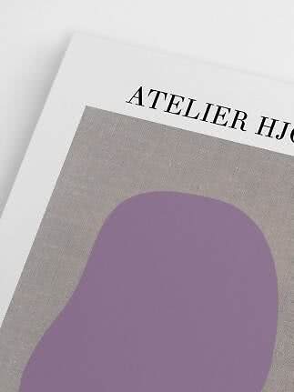 Nahaufnahme eines Kunstdrucks mit lila abstrakter Form und Text oben auf weißem Hintergrund