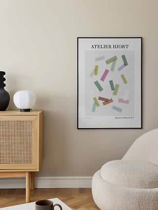 Poster astratto Atelier Hjort incorniciato con forme colorate su parete beige in soggiorno moderno