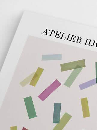 Primo piano di stampa artistica con forme geometriche colorate e testo Atelier HJ