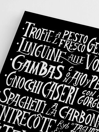 Affiche noire avec lettrage blanc décoratif listant des plats italiens