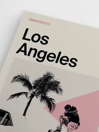Plakat med teksten Los Angeles, palmetræ og siddende person i sort-hvid med lyserøde felter