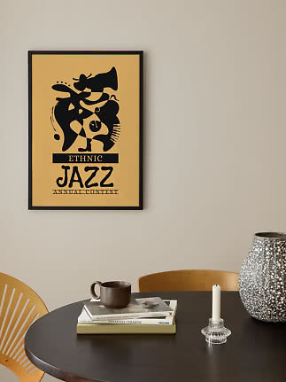 Poster jazz incorniciato con motivo astratto nero e scritta "Ethnic Jazz Annual Contest" su sfondo beige