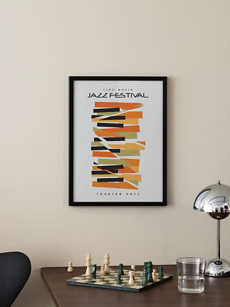 Poster incorniciato Jazz Festival con motivo astratto sopra un tavolo con scacchiera e lampada