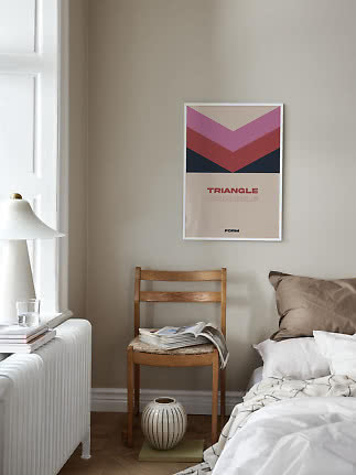 Poster geometrico con forme a V rosa, rosse e blu navy in cornice bianca