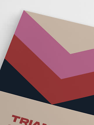 Poster astratto con forme geometriche nei toni beige, rosa, rosso e blu navy scuro